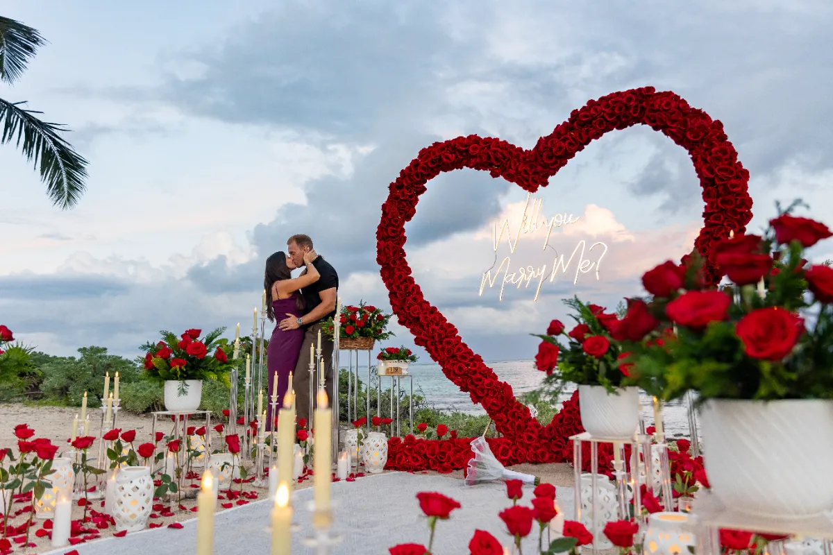 הצעת נישואין במקסיקו עם לב אדום