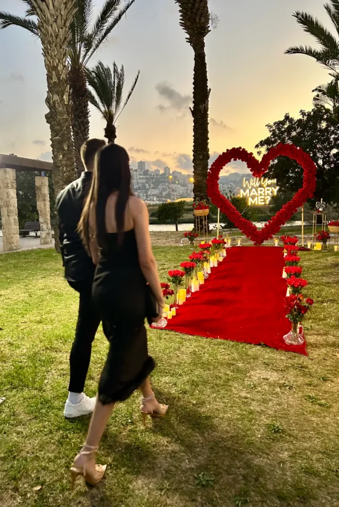 הצעת נישואין בשקיעה בטבע עם לב אדום מואר