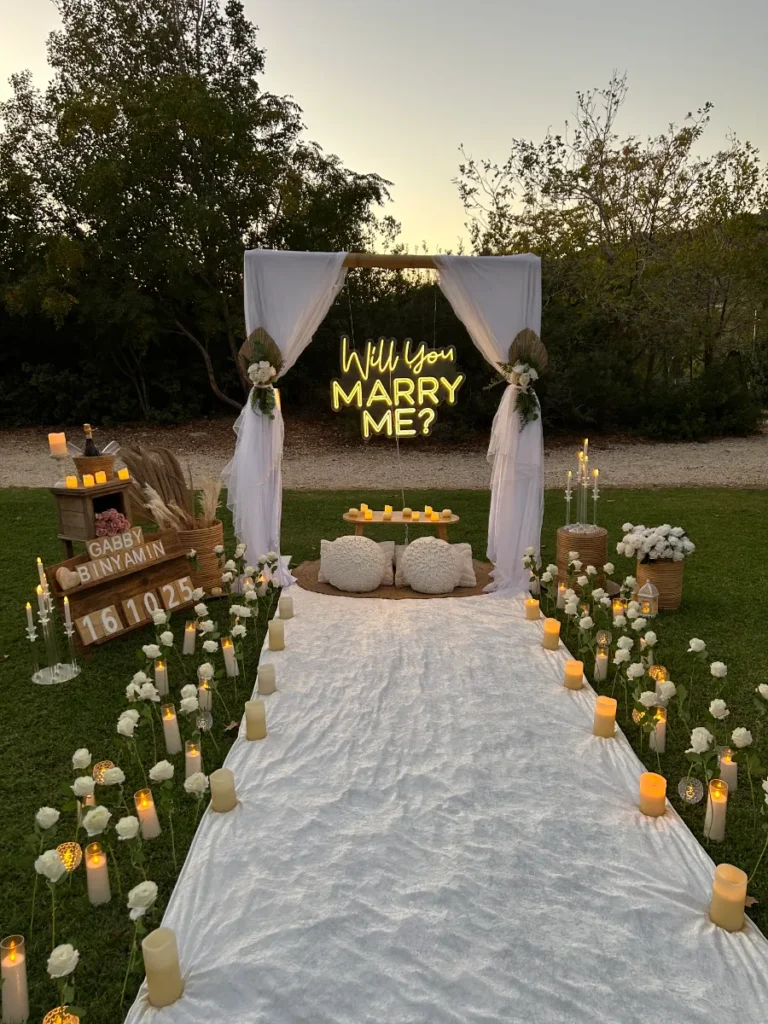 הצעת נישואין בטבע עם אותיות מוארות WILL YOU MARRY ME בסגנון בוהו שיק