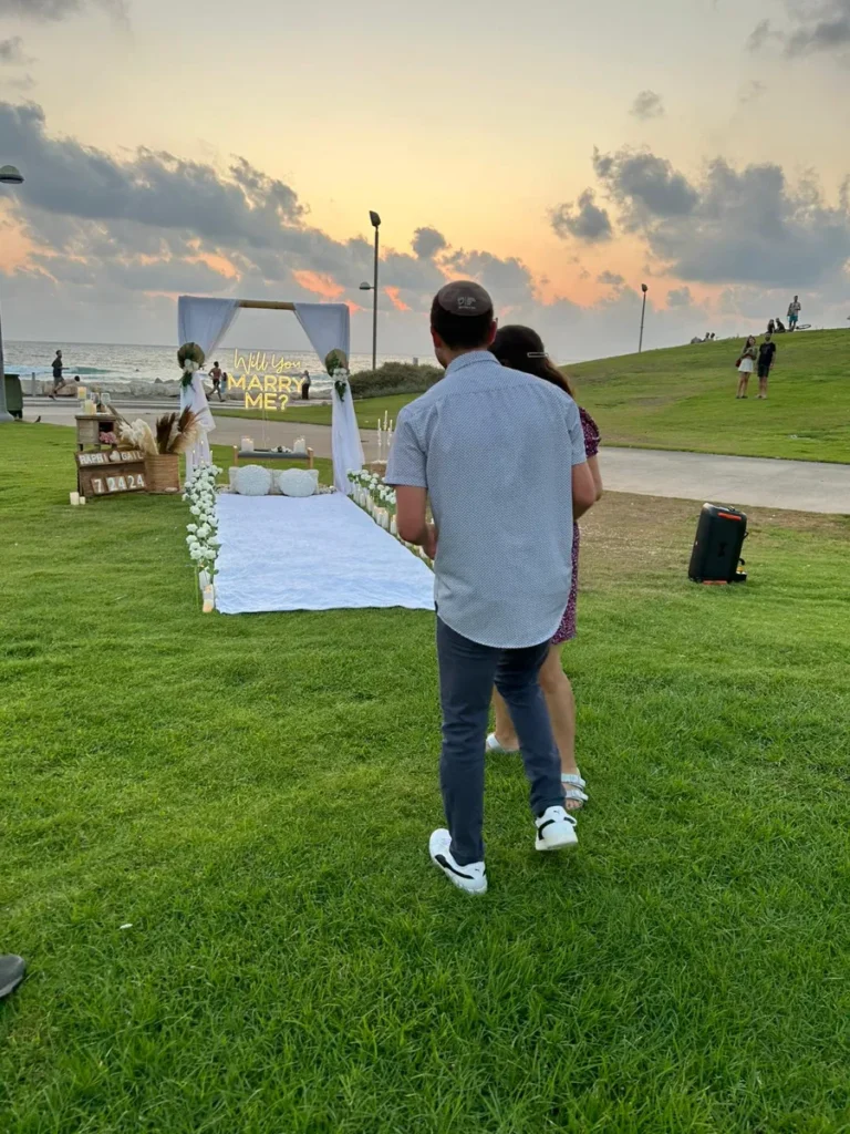 הצעת נישואין לקהל דתי בטבע בשקיעה בסגנון בוהו שיק