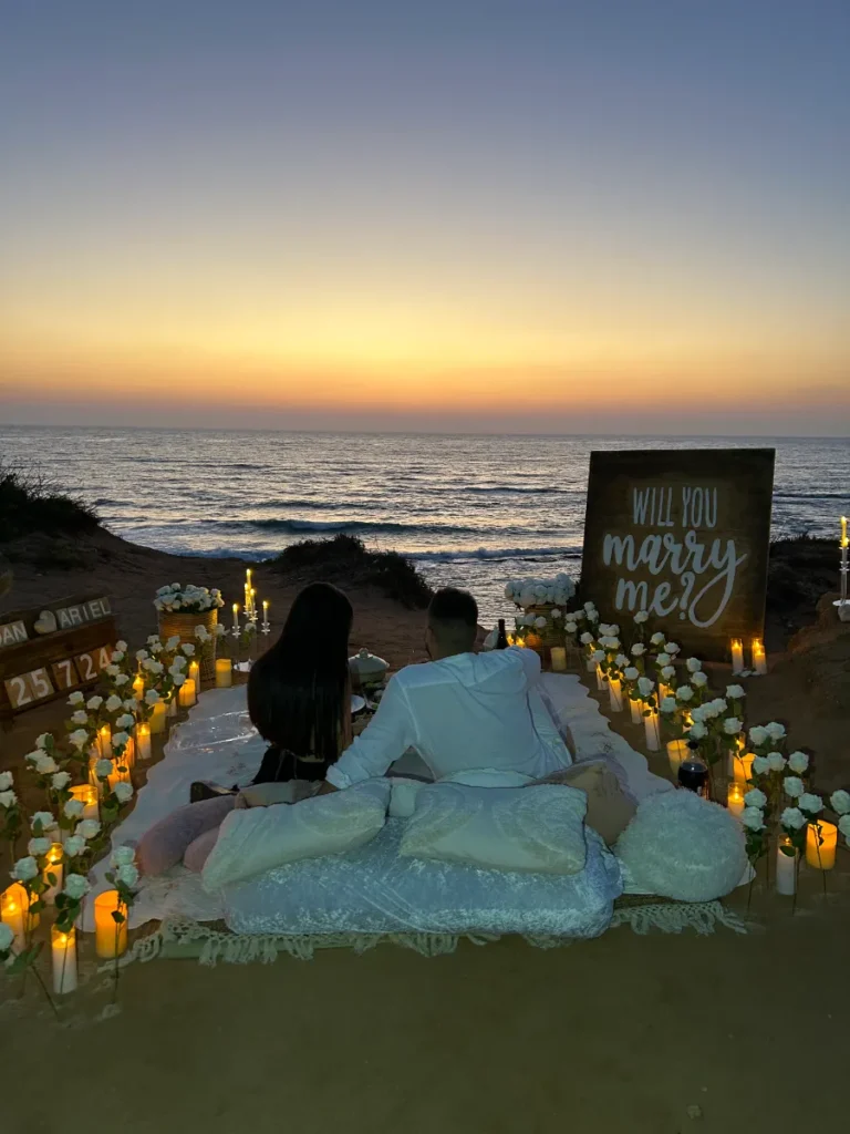 הצעת נישואין פיקניק יוקרתי בים בשקיעה