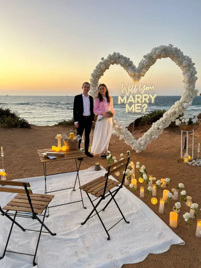 הצעת נישואין דתית בים עם פינת ישיבה לבנה אינטימית