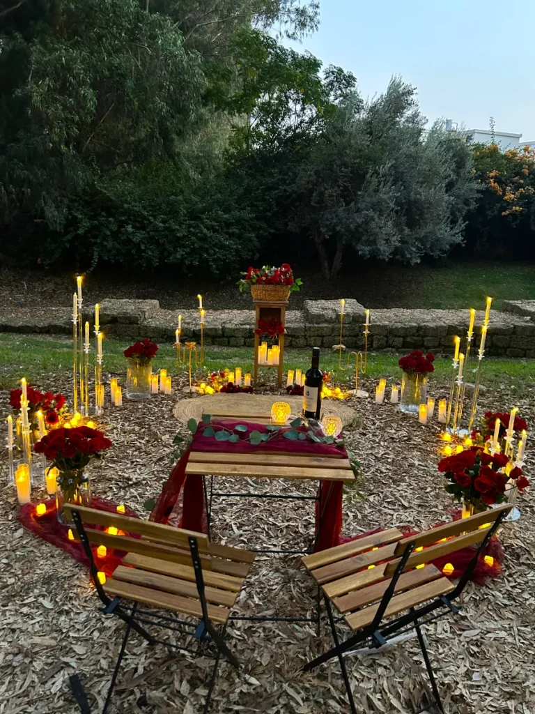 פינת ישיבה בצבע אדום להצעת נישואין או דייט רומנטי