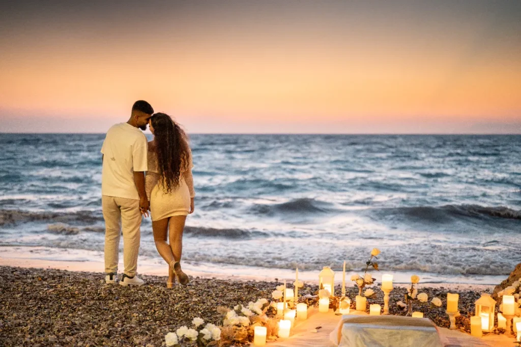 רעיונות להצעת נישואין רומנטית על חוף הים בשקיעה