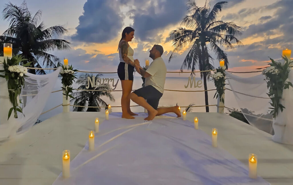 הצעת נישואין בקופנגן בתאילנד עם תפאורה רומנטית ונוף טרופי בשקיעה
